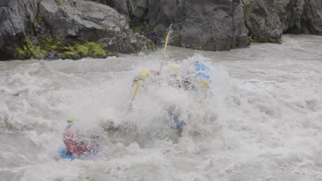 Gruppe-Von-Zwei-Flößen,-Die-Einen-Extrem-Mächtigen-Gebirgsfluss-Hinunterpaddeln,-Seitenansicht