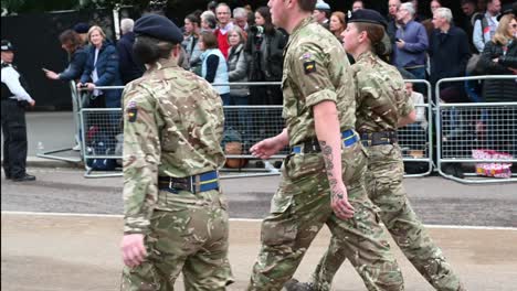 Männliche-Und-Weibliche-Mitglieder-Der-Armee-Zu-Fuß-Durch-Den-Hyde-Park-In-Richtung-Buckingham-Palace,-Beerdigung-Der-Königin,-London,-Vereinigtes-Königreich