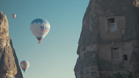 Globos-Aerostáticos-Vuelan-Por-Viviendas-Cueva-Con-Guión-Asirio