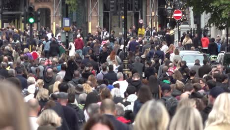 Crowds-of-people-in-central-London,-UK.-19.09.22