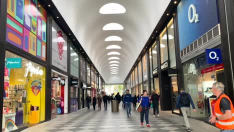 People-shopping-inside-Westgate-centre-and-mall-in-Oxford,-England