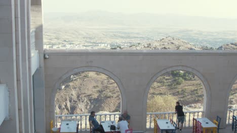 Einheimische-Sitzen-In-Einer-Ruhigen-Cafeteria-In-Der-Historischen-Stadt-Harput