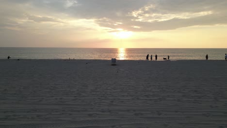 Sonnenaufgang-über-Dem-Atlantik,-Drohnenaufnahme-Von-Menschen,-Die-Am-Sandstrand-Von-Boca-Raton,-Florida-Usa,-Gleitwagen-Spazieren-Gehen