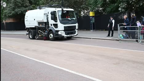 Limpiando-Hyde-Park-Antes-De-Que-La-Reina-Llegue-En-Su-último-Viaje-Antes-De-Ser-Enterrada-En-El-Castillo-De-Windsor