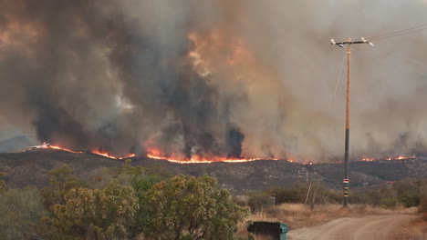 Eine-Fernansicht-Des-Feuers,-Das-Durch-Das-Fairview-Feuer-In-Kalifornien-Fegte