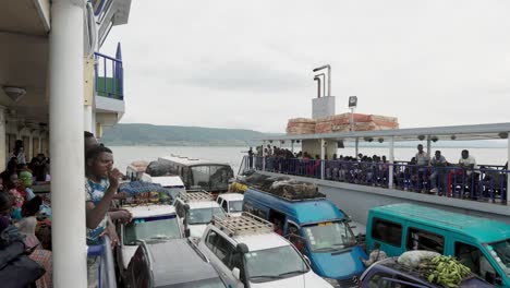 Passagiere-Und-Fahrzeuge-Reisen-Auf-Frachtschiffen-Auf-Dem-Fluss-Afram-In-Die-Afram-Ebene