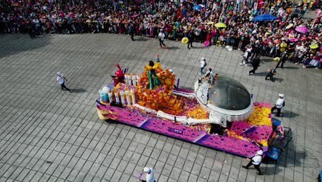 Persona-Disfrazada-Parada-En-Un-Vehículo-Decorado,-Saludando-A-La-Multitud-En-La-Ciudad-De-México-En-El-Desfile-Dia-De-Muertos---Vista-Aérea