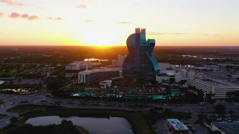 Vista-Aérea-Hacia-El-Hotel-Seminole-Hard-Rock,-Durante-La-Puesta-De-Sol---Acercándose,-Disparo-De-Drones