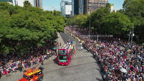 Vista-Aérea-Alrededor-De-Un-Autobús-Lleno-De-Gente-Celebrando-El-Día-De-Los-Muertos,-En-La-Soleada-Ciudad-De-México