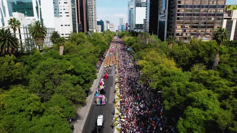 Day-of-the-dead-parade-on-Avenida-paseo-de-la-Reforma,-sunny-Mexico-city---Aerial-view