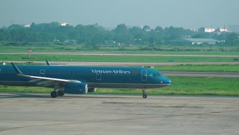 Vietnam-Airlines-Boeing-Llegó-Al-Aeropuerto-Internacional-Noi-Bai-En-Hanoi,-Vietnam