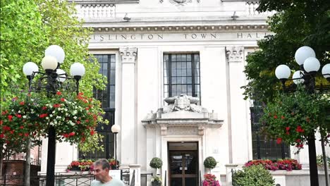 Entrando-En-El-Ayuntamiento-De-Islington,-Londres,-Reino-Unido