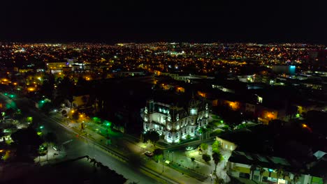 Vista-Aérea-Alrededor-Del-Edificio-Del-Centro-Cultural-Universitario-Quinta-Gameros-En-Chihuahua,-Tarde-Tranquila-En-México---órbita,-Disparo-De-Drones