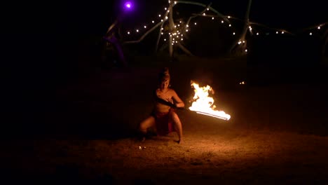 Mujer-Asiática-Con-Atuendo-Tribal-Balanceando-Artísticamente-La-Espada-De-Fuego-Durante-La-Ceremonia-De-Adoración-En-La-Jungla