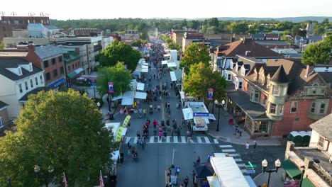 Multitud-De-Personas-Disfrutan-De-La-Feria-Callejera-En-Estados-Unidos