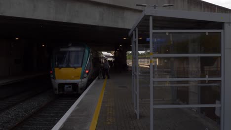 Personas-Que-Regresan-A-Casa-Desde-Dublín-Al-Campo-Abordando-El-Tren-Ferroviario-Irlandés-En-Irlanda