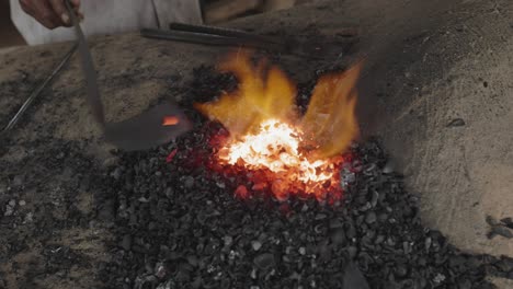 Herrero-Convierte-Metal-Al-Rojo-Vivo-En-Fuego-De-Carbón-En-Horno-De-Arcilla