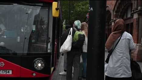 Autobús-390-De-Kings-Cross-A-Archway,-Londres,-Reino-Unido