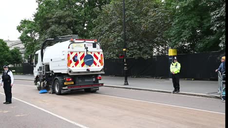 Asegurándose-De-Que-Londres-Esté-Limpio-Antes-De-Que-La-Reina-Regrese-A-Windsor-En-Su-último-Día-En-Londres