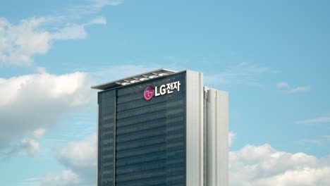 Lg-Electronics-Seocho-Forschungs--Und-Entwicklungscampus-Gegen-Sich-Bewegende-Wolken-Zeitraffer