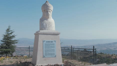 Historische-Çubuk-Bey-Statue-Bei-Harput-Weitschuss