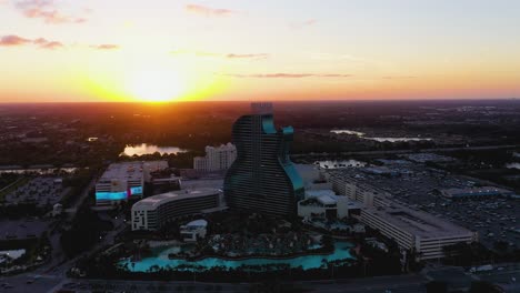 Seminole-Hard-Rock-Hotel-And-Casino,-Tarde-Soleada-En-Florida,-Ee.uu.---Vista-Aérea