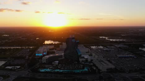 Vista-Aérea-Con-Vistas-Al-Hotel-Hard-Rock,-Puesta-De-Sol-En-Hollywood,-Florida,-Ee.uu.---órbita,-Disparo-De-Drones