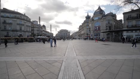 Toma-De-Establecimiento-De-Baja-A-Alta-De-La-Plaza-Place-De-La-Comedie-En-Montpellier,-Francia