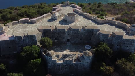 Toma-De-Un-Dron-De-Un-Antiguo-Castillo-Otomano---El-Dron-Está-Volando-Lejos-De-La-Entrada-Del-Castillo