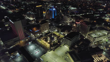 Establecimiento-De-Una-Toma-De-Los-Edificios-Del-Centro-De-El-Paso,-Texas,-Por-La-Noche,-Con-Luces-Urbanas-Vistas-Desde-La-Perspectiva-De-Un-Dron-Aéreo