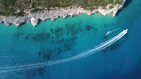 Toma-De-Drone-De-La-Costa-Albanesa-En-El-Mar-Mediterráneo---Drone-Está-Volando-A-Vista-De-Pájaro-Rodando-Una-Lancha-Rápida