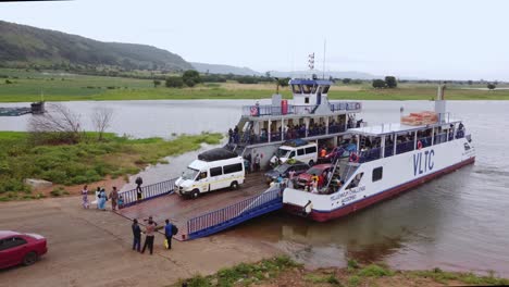 Passagiere-Und-Fahrzeuge-Besteigen-Einen-Frachtkahn,-Um-Auf-Dem-Fluss-Afram-In-Ghana-Zu-Reisen