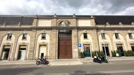 Entrada-Grande-Del-Estadio-Gewiss-Y-Puerta-Al-Edificio-Antiguo-Histórico