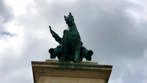 Vista-Frontal-De-La-Estatua-Ecuestre-Del-Rey-Luis-Xiv-En-París,-Francia---Inclinación-Hacia-Arriba