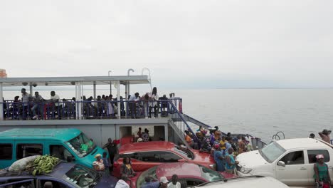 Pasajeros-Y-Vehículos-Viajan-En-Un-Buque-De-Carga-En-El-Río-Afram-En-Ghana