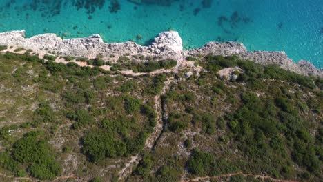 Toma-De-Drone-De-La-Costa-Albanesa-En-El-Mar-Mediterráneo---Drone-Está-Volando-A-Vista-De-Pájaro-Sobre-La-Tierra-Y-El-Océano