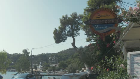 La-Vista-Exterior-Del-Hotel-Junto-Al-Mar-Mediterráneo-En-La-Isla-De-Poros