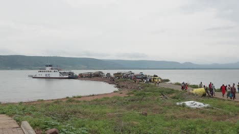 Passagiere-Und-Fahrzeuge,-Die-Ein-Frachtschiff-Zu-Einer-Insel-In-Ghana-Verlassen