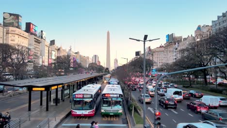 Los-Autobuses-Pasan-A-Través-De-Los-Carriles-Bus-Durante-La-Hora-Pico-De-Tráfico-A-Lo-Largo-De-La-Avenida-9-De-Julio