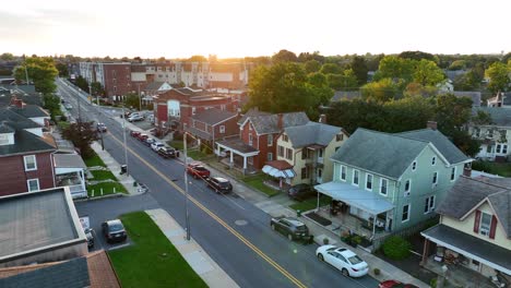 Kleine-Stadt-Amerika-Antenne-Gründung-Schuss-Bei-Sonnenuntergang