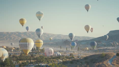 Vista-De-Ensueño-Globos-Aerostáticos-Sobre-Capadocia