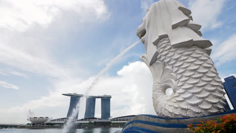 Personificación-Nacional-Del-País-El-Icono-Merlion-Criatura-Mítica-Con-La-Cabeza-De-Un-León-Y-El-Cuerpo-De-Un-Pez-Arrojando-Agua-En-Singapur