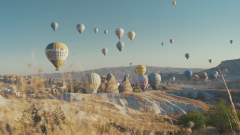 Cappadocia-Sunrise-Globos-Aerostáticos-Llenan-El-Cielo,-Tiro-Deslizante