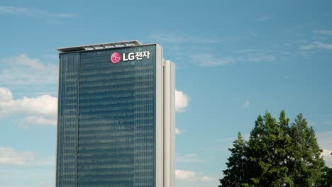 Wolken-Zeitraffer-Reflektion-In-Den-Fenstern-Des-Forschungs--Und-Entwicklungscampusgebäudes-Von-LG-Electronics-Seocho-Am-Sommertag