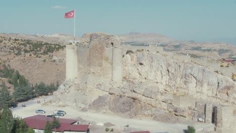 Weite-Ansicht-Von-Harputenburg-Mit-Türkischer-Flagge-In-Windharpute