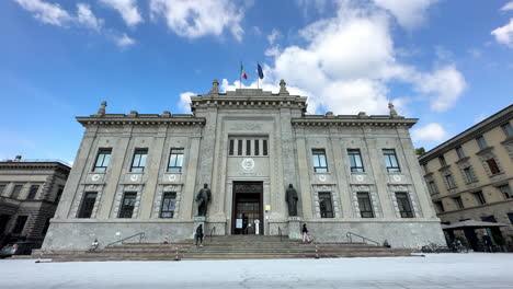 Oficinas-Judiciales-Y-Tribunal-Penal-En-Piazza-Dante-Alighieri,-Bérgamo