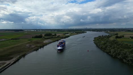 Vista-Aérea-Del-Buque-Portacontenedores-Bg-Onyx-Acercándose-A-Lo-Largo-De-Oude-Maas-A-Través-De-Zwijndrecht-En-El-Fondo