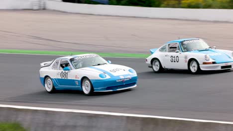 Dos-Autos-De-Carrera-Porsche-Antiguos-Aceleran-Por-La-Pista-De-Carreras-Durante-El-Festival-De-Conducción-De-Mosport