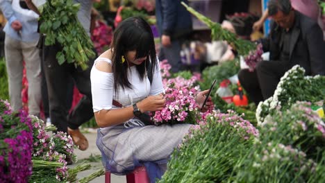 Kunming,-Yunnan,-China---1-De-Septiembre-De-2022:-Hermosa-Vendedora-Arreglando-Sus-Flores-En-El-Mercado-De-Flores-De-Kunming-Dounan