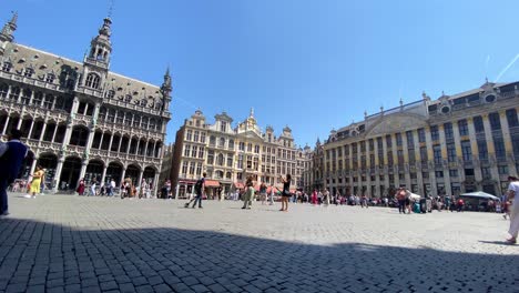 Gente-En-Grand-Place-Con-El-Museo-De-La-Ciudad-De-Bruselas-Y-Los-Ayuntamientos-En-Bruselas,-Bélgica